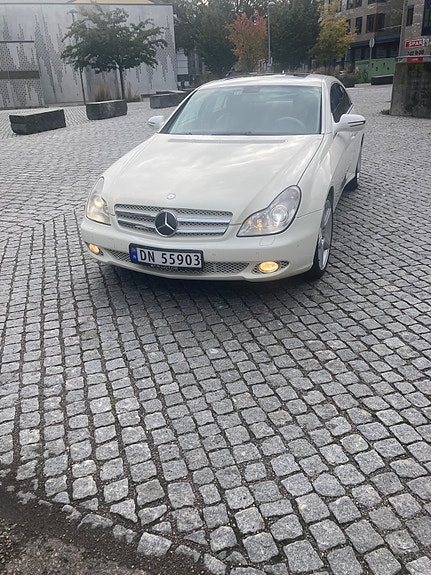 Mercedes-Benz CLS320 3 of 5