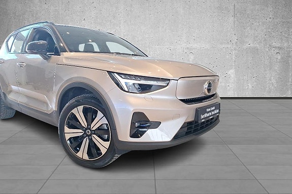Volvo XC40 2 of 5