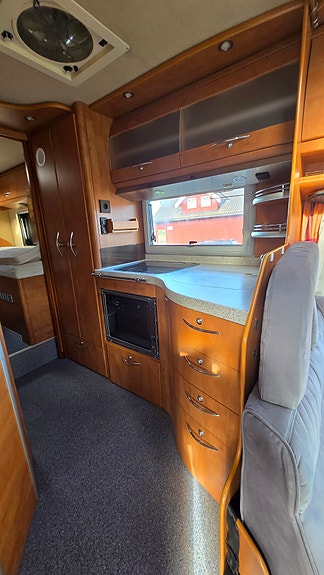 Carthago CHIC S-Pluss i51 - Enkle Senger, Solcellepanel, TV, Bakhjulstrekk, AC , Automat, Stekeovn, STOR garasje, Cruisekontroll, Godkjent Fukttest 23 of 30
