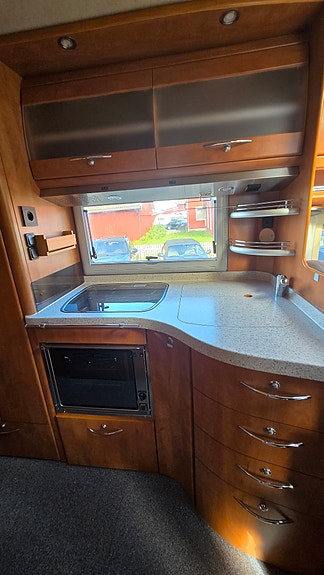 Carthago CHIC S-Pluss i51 - Enkle Senger, Solcellepanel, TV, Bakhjulstrekk, AC , Automat, Stekeovn, STOR garasje, Cruisekontroll, Godkjent Fukttest 24 of 30