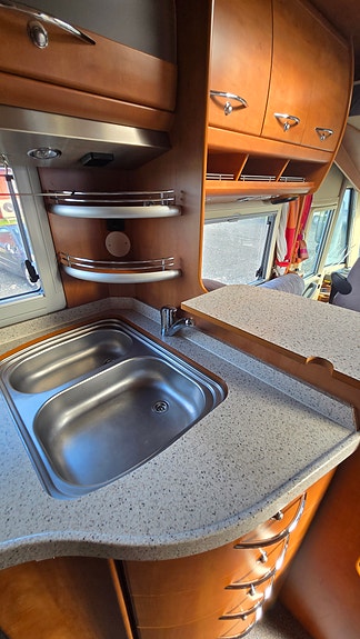 Carthago CHIC S-Pluss i51 - Enkle Senger, Solcellepanel, TV, Bakhjulstrekk, AC , Automat, Stekeovn, STOR garasje, Cruisekontroll, Godkjent Fukttest 27 of 30