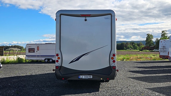 Carthago CHIC S-Pluss i51 - Enkle Senger, Solcellepanel, TV, Bakhjulstrekk, AC , Automat, Stekeovn, STOR garasje, Cruisekontroll - TILBUD denne uken 4 of 5