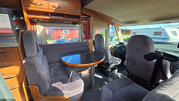 Carthago CHIC S-Pluss i51 - Enkle Senger, Solcellepanel, TV, Bakhjulstrekk, AC , Automat, Stekeovn, STOR garasje, Cruisekontroll, Godkjent Fukttest 11 of 30