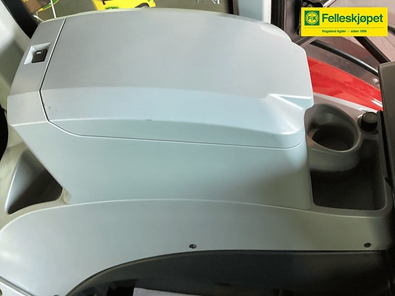 Valtra N124 9 of 13