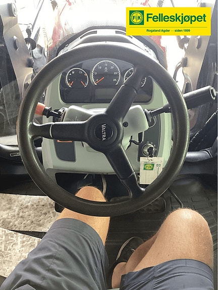 Valtra N124 6 of 13
