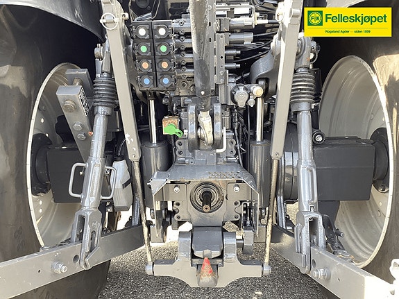 Valtra N124 5 of 13