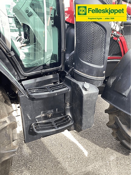 Valtra N124 8 of 13