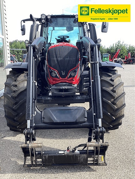 Valtra N124 4 of 13