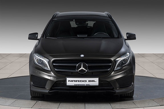 Mercedes-Benz GLA250 2 of 5