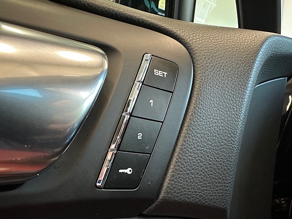 Porsche Cayenne 16 of 30