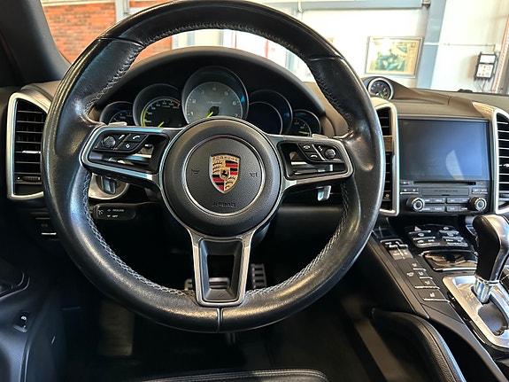 Porsche Cayenne 28 of 30