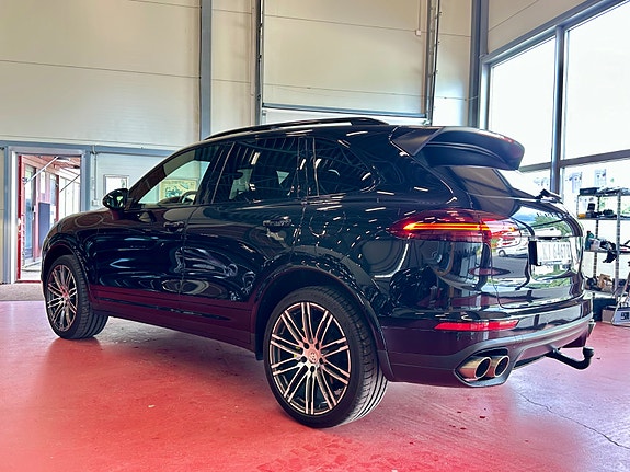 Porsche Cayenne 8 of 30