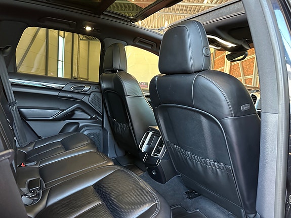 Porsche Cayenne 26 of 30