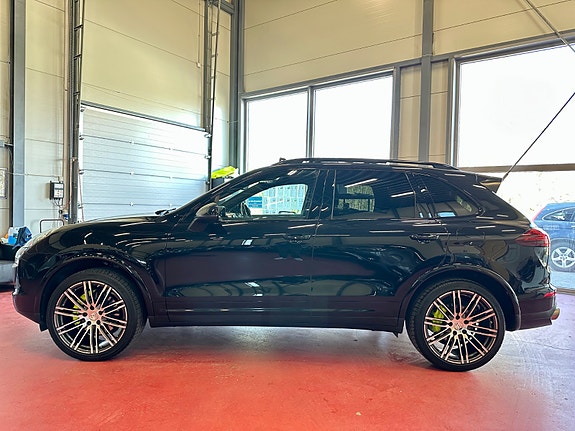 Porsche Cayenne 9 of 30