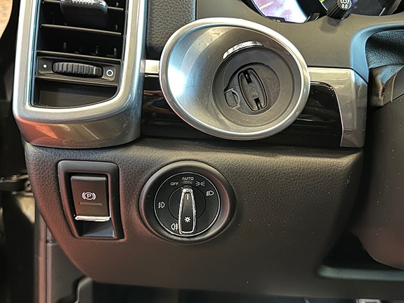 Porsche Cayenne 17 of 30