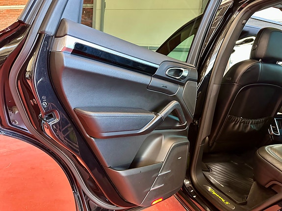 Porsche Cayenne 24 of 30