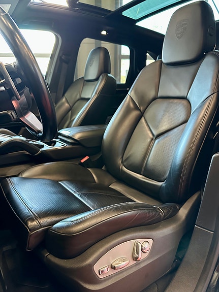 Porsche Cayenne 11 of 30