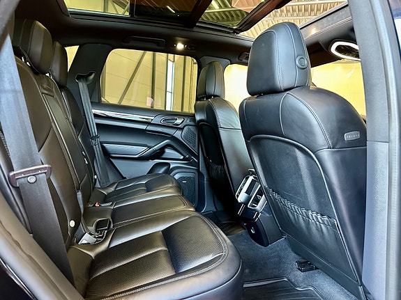 Porsche Cayenne 25 of 30