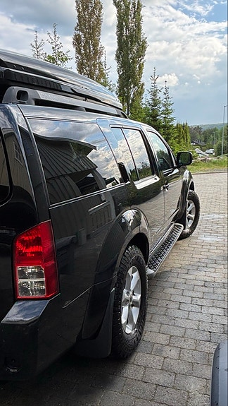 Nissan Pathfinder 3 of 5
