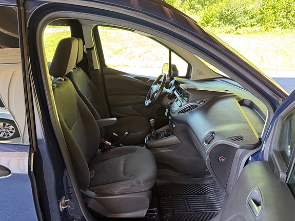 Ford Transit Courier 10 of 19