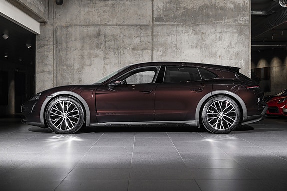 Porsche Taycan Cross Turismo 2 of 5