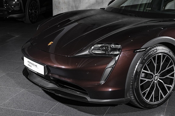 Porsche Taycan Cross Turismo 4 of 5