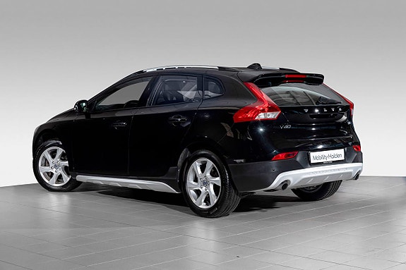 Volvo V40 Cross Country 2 of 5