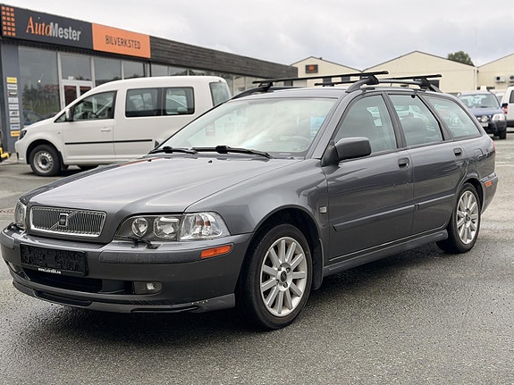 Volvo V40 2 of 5