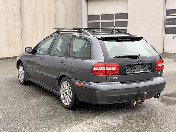 Volvo V40 3 of 5