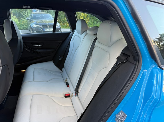 BMW 335i 16 of 24