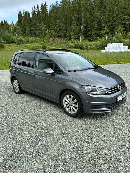 Volkswagen Touran 2 of 5