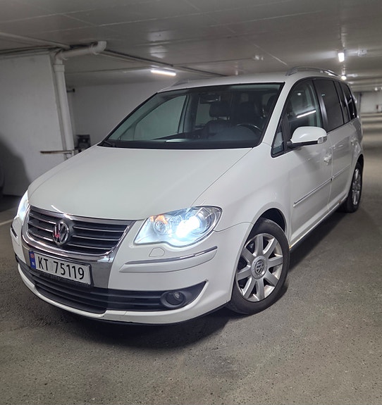 Volkswagen Touran 3 of 5