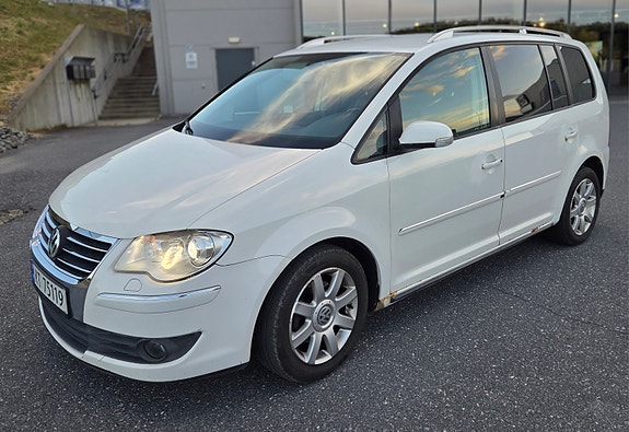 Volkswagen Touran 2 of 5