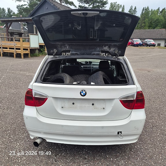 BMW 320d 4 of 23