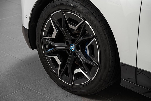 BMW iX 28 of 29