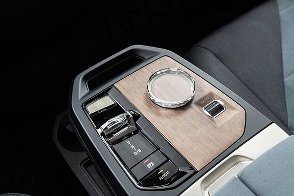 BMW iX 15 of 29
