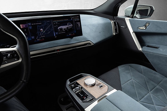 BMW iX 14 of 29