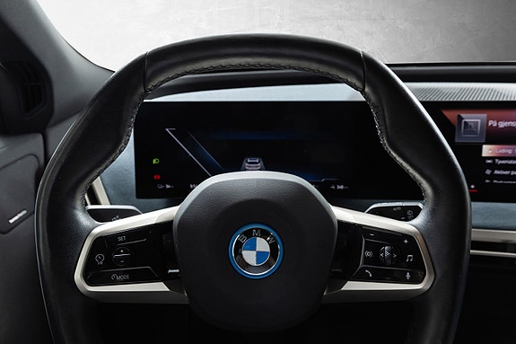 BMW iX 11 of 29