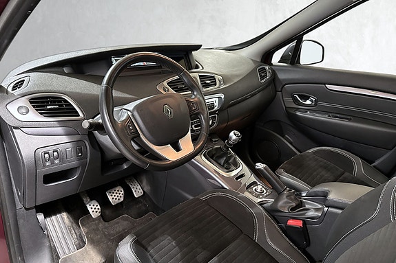 Moderne cockpit med praktisk ratt og digital informasjon i fokus.
