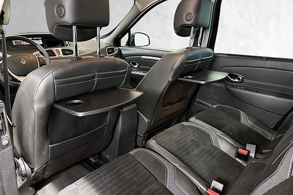 Bakseter med nedfellbare bord og ISOFIX-fester for barnesikring.