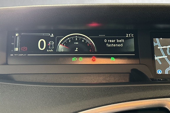 Digital instrumentering med klar visning av fart og viktig info.