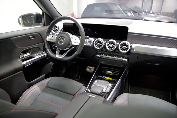 Mercedes-Benz EQB300 4 of 5