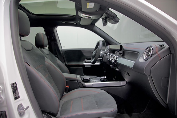 Mercedes-Benz EQB300 2 of 5