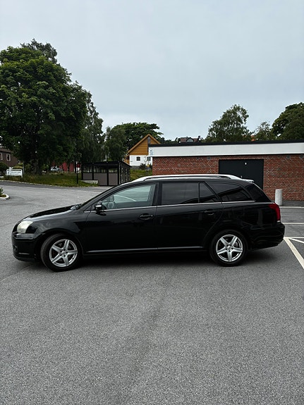 Toyota Avensis 4 of 5