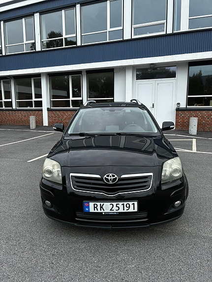 Toyota Avensis 2 of 5