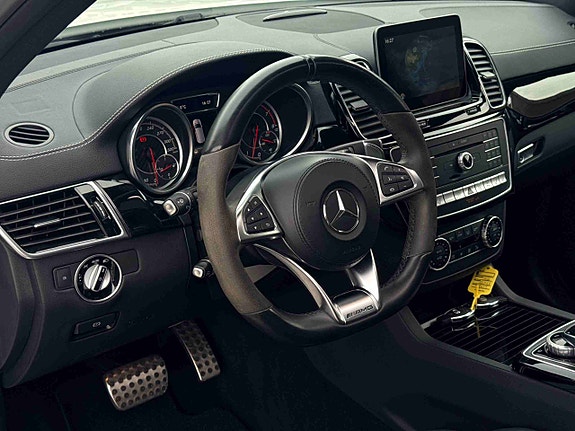 Mercedes-Benz GLS63 28 of 30