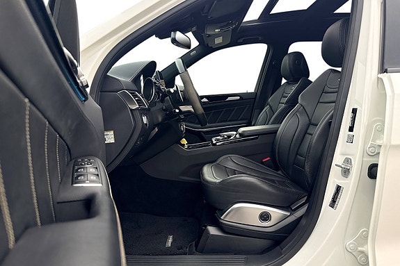 Mercedes-Benz GLS63 22 of 30