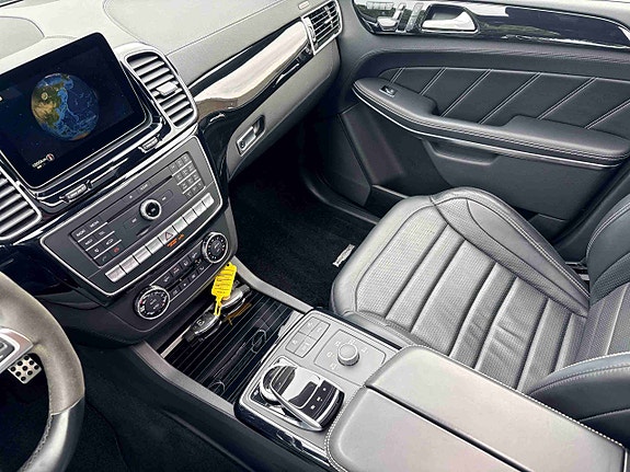 Mercedes-Benz GLS63 29 of 30