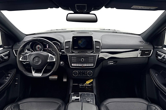 Mercedes-Benz GLS63 27 of 30