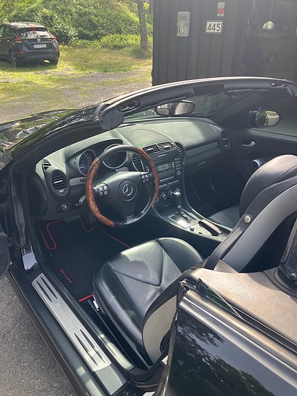 Mercedes-Benz SLK200 4 of 8